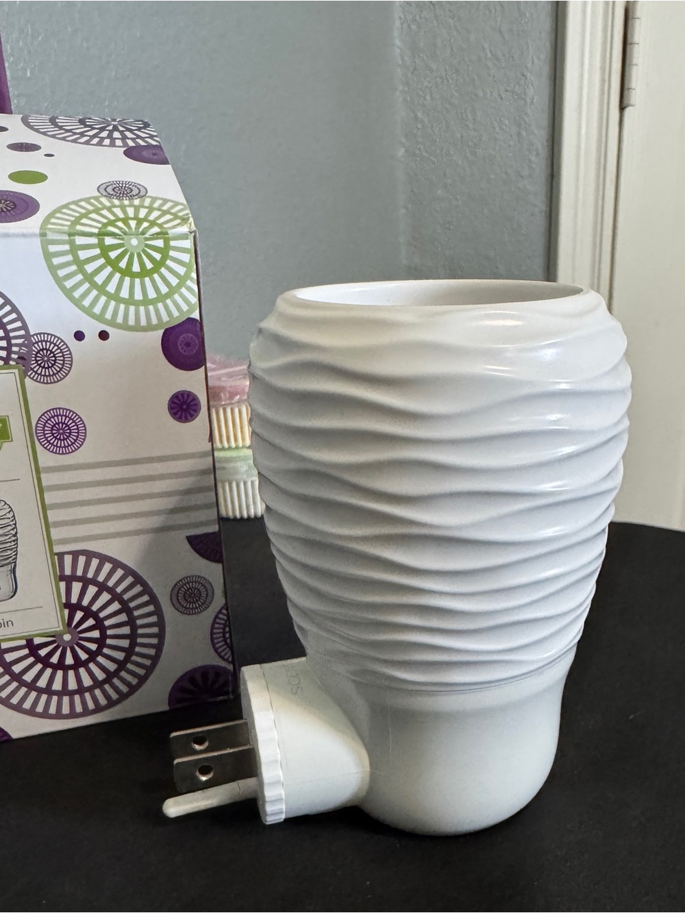 Scentsy Plug In Diffuser w/ Pods - Picture 4 of 4